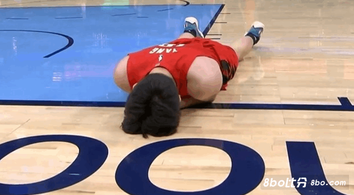 开拓者媒体人：杨瀚森已倒地裁判为何不吹停比赛并关照一下球员？